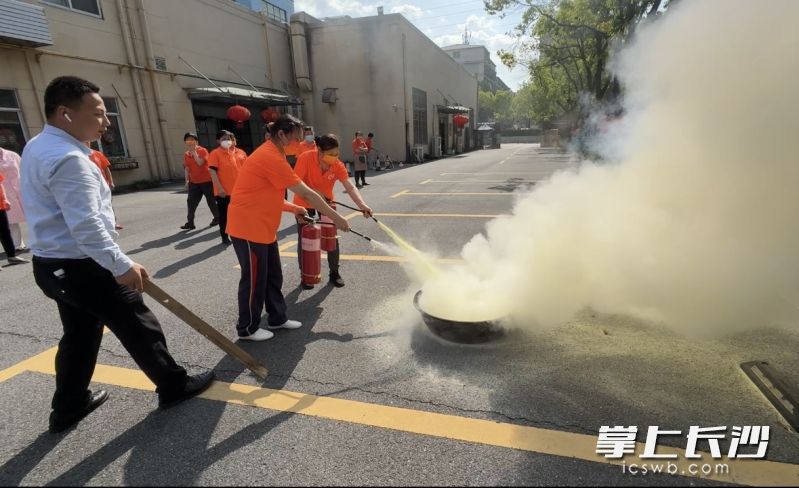 工作人員在進(jìn)行滅火演練,。