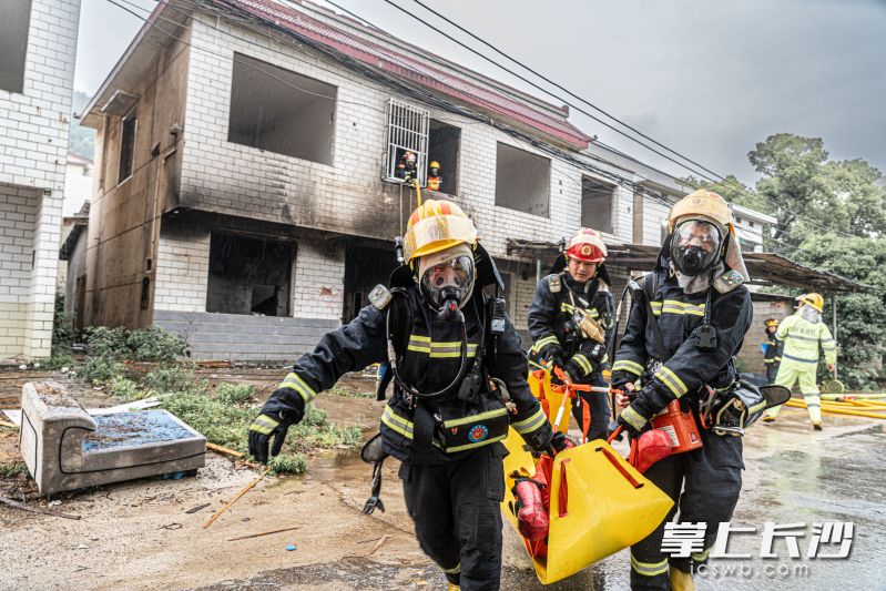 消防員在火災(zāi)中救出“被困人員”,。 長沙晚報(bào)通訊員 黎翔 攝