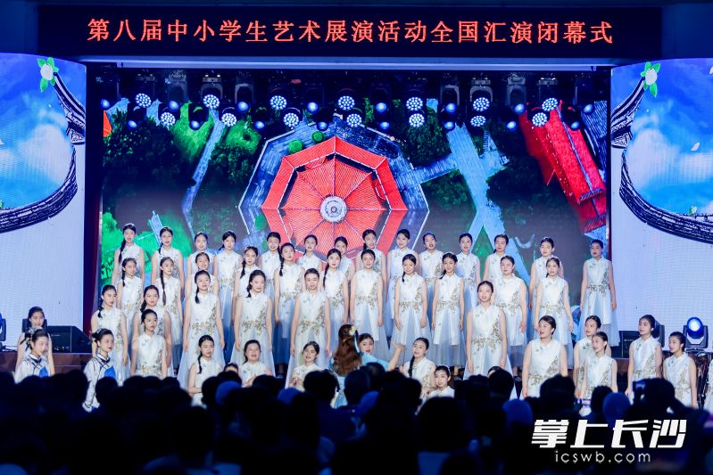 全國現(xiàn)場匯演舉辦了聲樂,、器樂,、舞蹈、戲劇,、朗誦五大藝術(shù)表演類專場展演,。