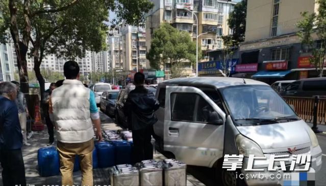 外表看似普通的面包車“暗藏玄機”,。均為長沙晚報通訊員 向玲婭供圖