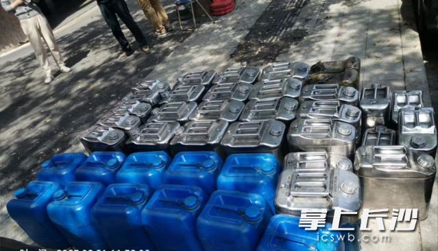 一輛小型面包車內(nèi)存放大量汽油,。