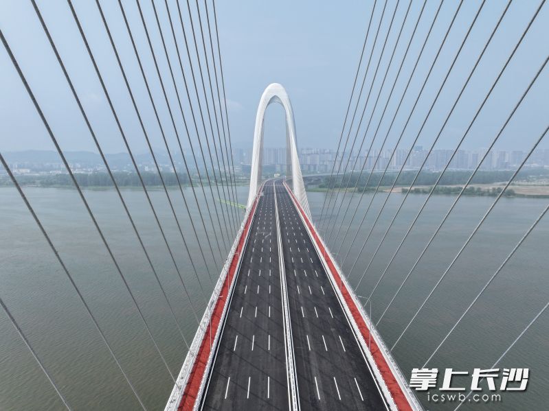 興聯(lián)路大橋主橋長(zhǎng)4.96公里，跨湘江主橋?yàn)殡p塔斜拉橋,，主跨達(dá)380米,。