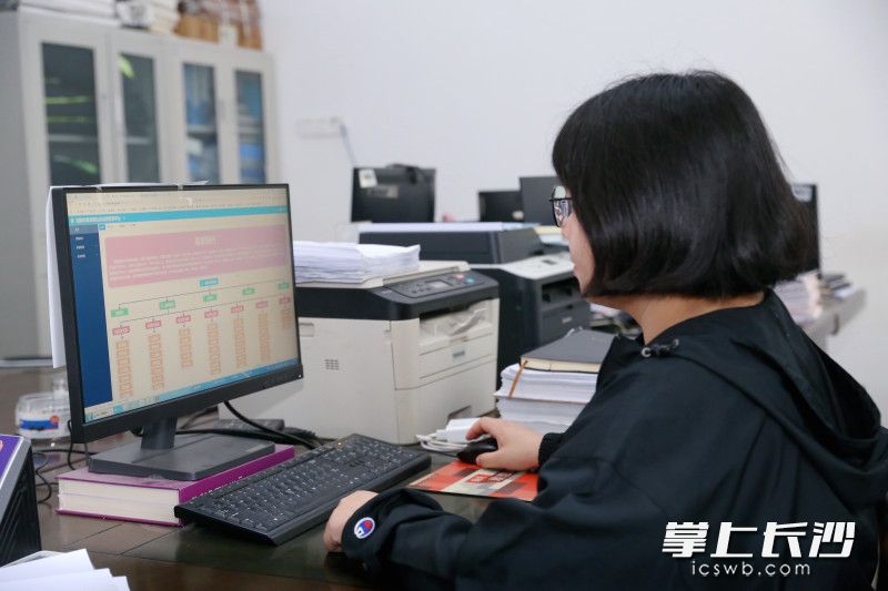 社會(huì)治理智慧平臺(tái)操作室，工作人員正在錄入相關(guān)信息,。長(zhǎng)沙晚報(bào)全媒體記者 顏開(kāi)云 攝