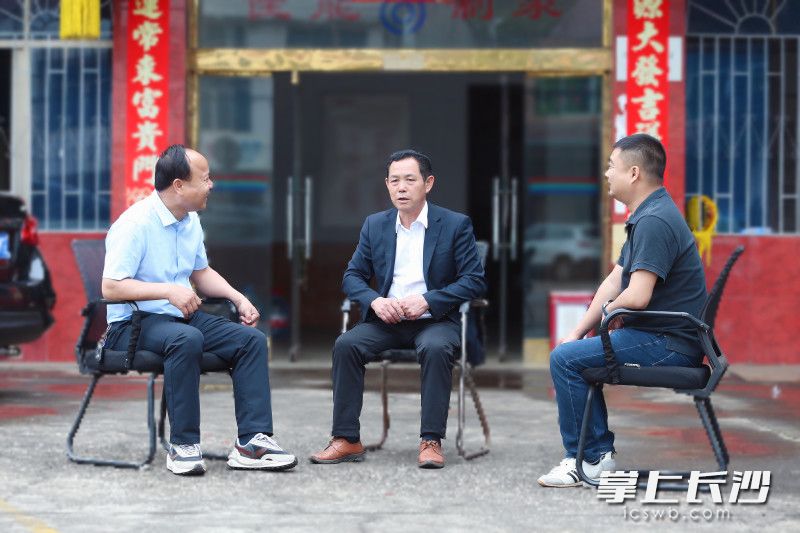葛家鎮(zhèn)相關(guān)負(fù)責(zé)人帶隊(duì)走村入戶(hù)進(jìn)行調(diào)研,，充實(shí)了社會(huì)治理智慧平臺(tái)的大數(shù)據(jù),。