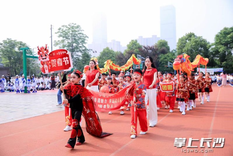 4月28日，芙蓉區(qū)育才第三小學(xué)春季運(yùn)動(dòng)會(huì)開幕式上,，全?！耙话嘁环沁z”進(jìn)行展示。圖為孩子們展示非遺春節(jié),。