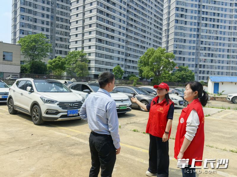 “節(jié)節(jié)高”黨群服務(wù)隊(duì)在新停車場引導(dǎo)居民有序停車,。長沙晚報(bào)通訊員栗穩(wěn) 攝