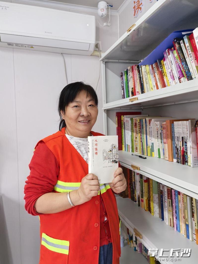 “環(huán)衛(wèi)詩人”黃新生大姐跟工友們分享讀書心得,。 長沙晚報全媒體記者 李金 攝