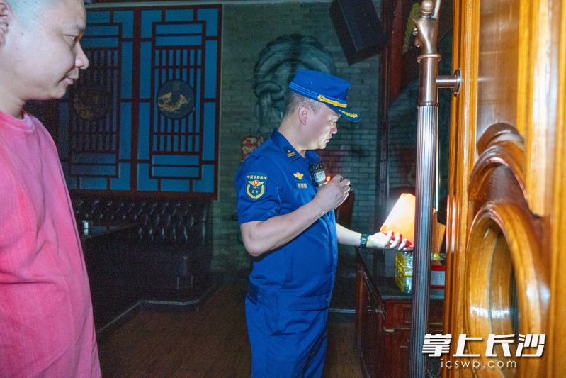 經(jīng)開消防在夜查。 長沙晚報通訊員 張佳欣 攝