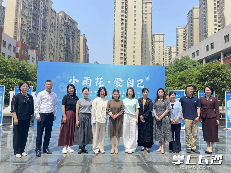 專(zhuān)家評(píng)委對(duì)展演節(jié)目作出深入細(xì)致的點(diǎn)評(píng),。
