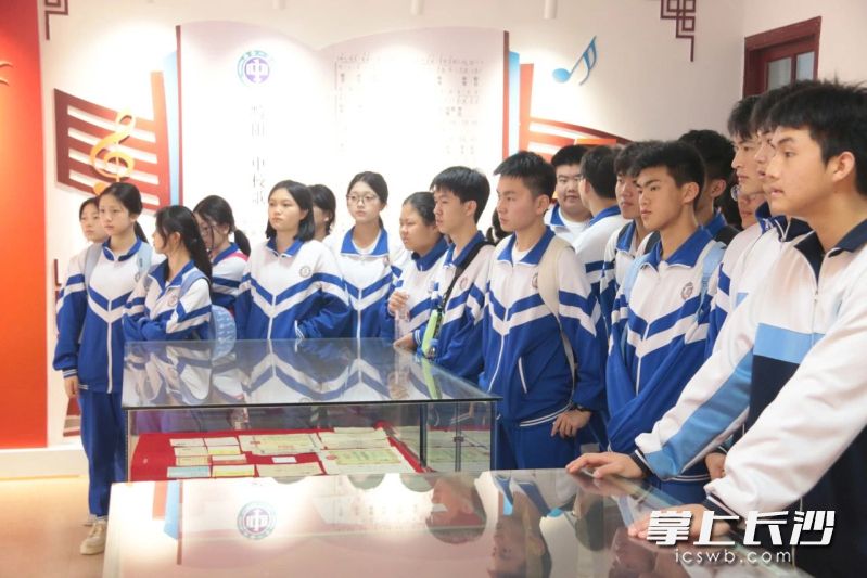 同學們在袁琮棋老師的帶領下參觀黔陽一中校史館,。
