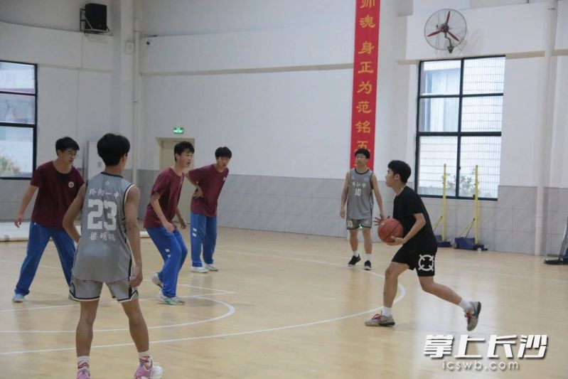 在體育館內，同學們正在進行一場友誼賽,。