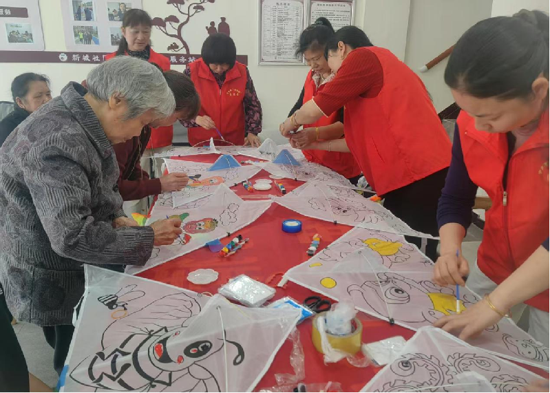 新城社區(qū)開(kāi)展“彩鳶舞春風(fēng),，巧手繪韶華”主題活動(dòng)。通訊員供圖