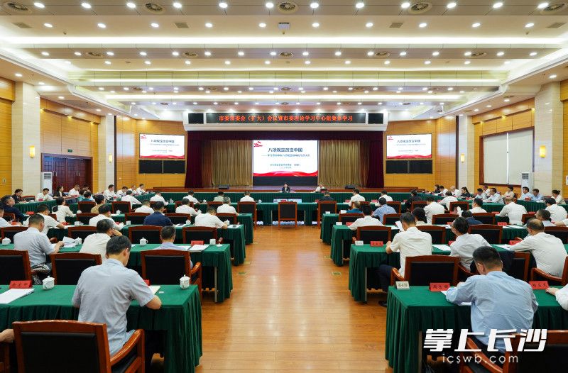 4月29日,，省委常委、市委書記吳桂英主持召開市委常委會（擴大）會議暨市委理論學習中心組集體學習,。