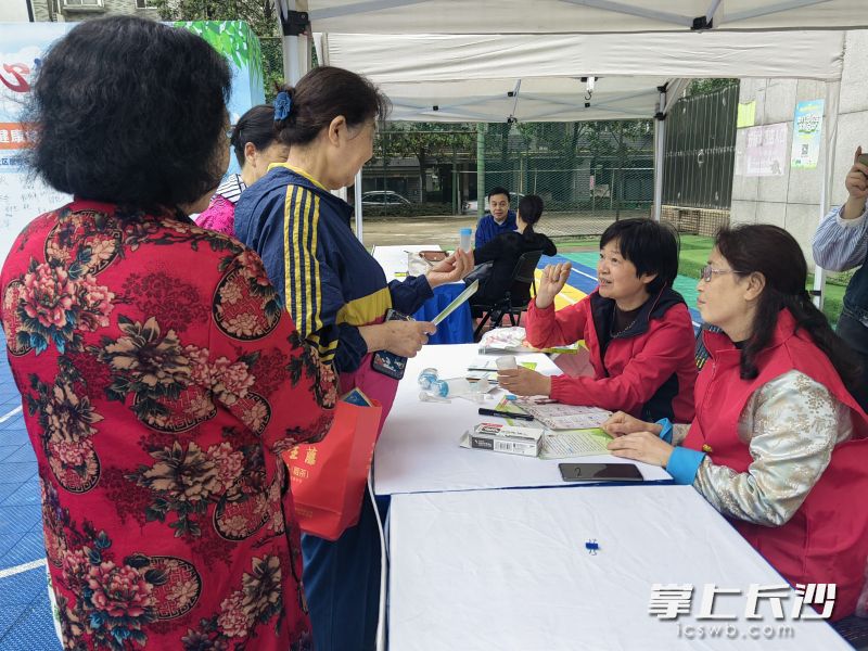 此次活動(dòng)介紹了“減鹽減油”的必要性和重要性，科普了減鹽減油的小技巧,。 均為長(zhǎng)沙晚報(bào)全媒體記者徐媛,、通訊員寧娟攝