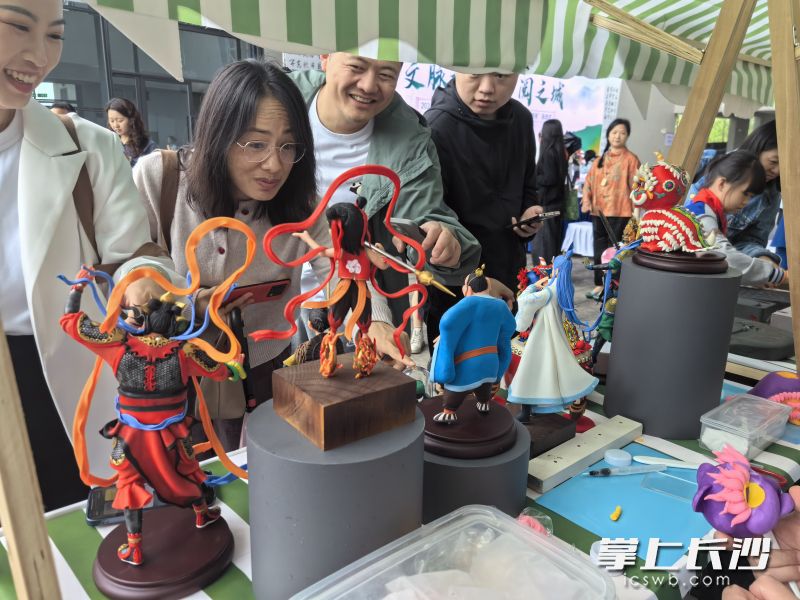 非遺代表性傳承人的手工受歡迎,。