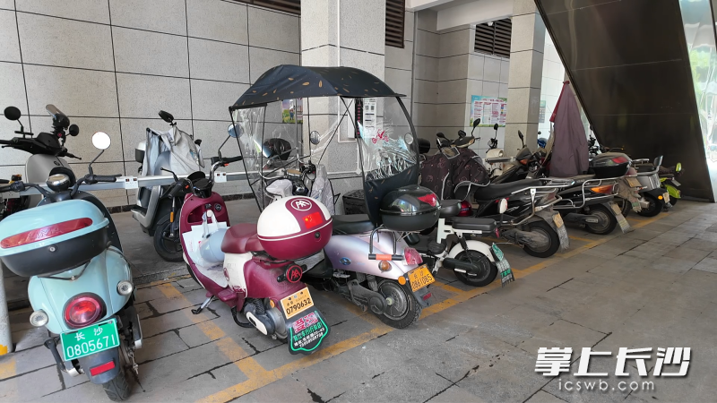 樓梯間下方設(shè)置電動(dòng)自行車集中停放充電區(qū)域?qū)龠`規(guī),。 長(zhǎng)沙晚報(bào)通訊員 張佳欣 攝