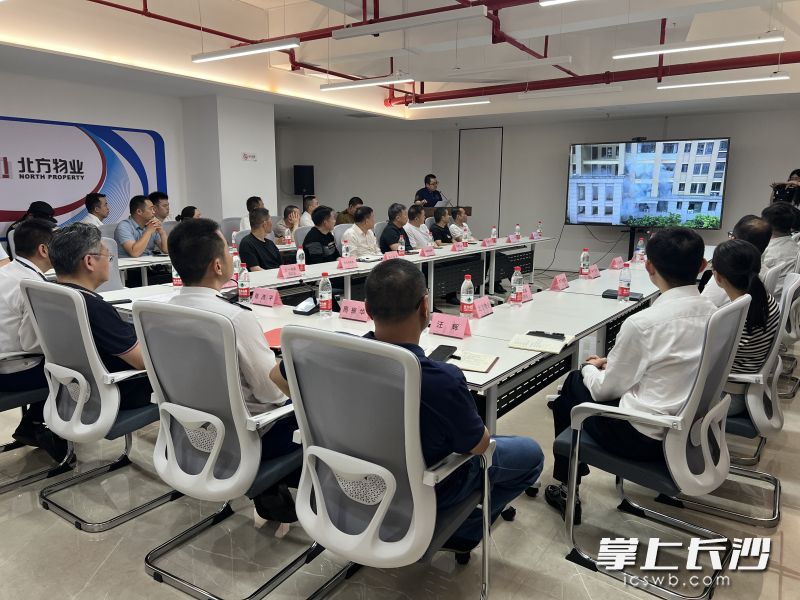 大家觀摩VR教學(xué),。長(zhǎng)沙晚報(bào)全媒體記者 周小華 攝