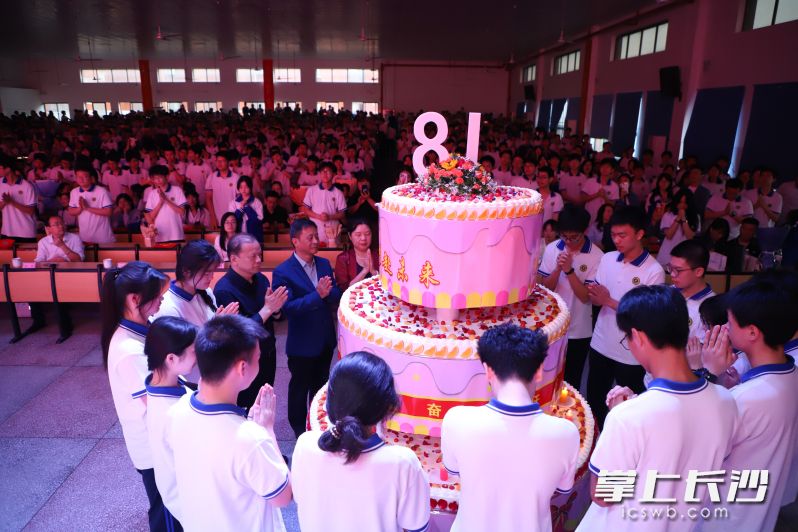 學(xué)生代表與學(xué)校領(lǐng)導(dǎo),、家長代表在18歲生日蛋糕前點(diǎn)上蠟燭,，共同許下成人的第一個愿望。
