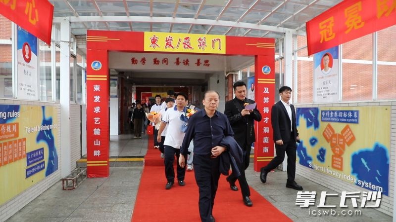 長沙市金海高級中學(xué)為600多名學(xué)子共同舉行成人禮,。長沙晚報通訊員 韋群 攝
