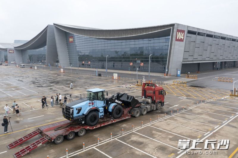 4月30日,，全球工程機(jī)械50強(qiáng)企業(yè)之一的三一集團(tuán),，正式入場(chǎng)布展。長(zhǎng)沙晚報(bào)全媒體記者 周數(shù)邑 攝