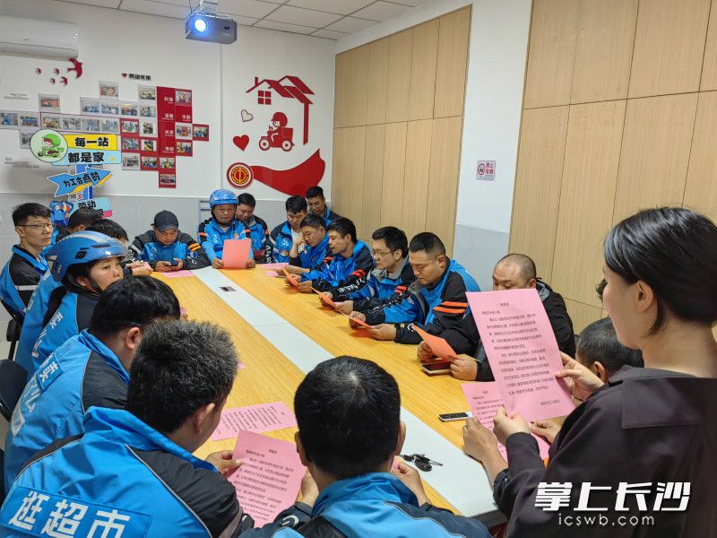 侯家塘街道梓園社區(qū)工會驛站熱鬧非凡,，一場以“濃情五一·暖‘新’同行”為主題的關(guān)愛新就業(yè)群體活動在此溫情上演,。