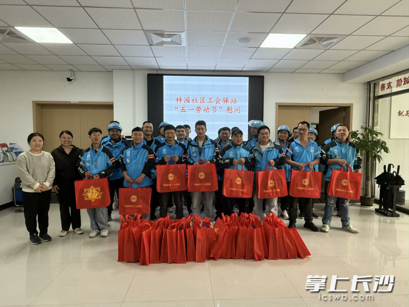 社區(qū)工作人員精心準備的充電寶,、雨衣套裝等物資擺放得整整齊齊，承載著社區(qū)對新就業(yè)群體滿滿的關(guān)懷與尊重,。