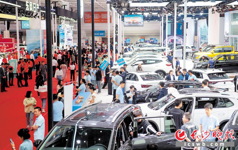 湖南車展吸引著越來(lái)越多的消費(fèi)者，圖為2024湖南車展現(xiàn)場(chǎng),。鄒麟 攝