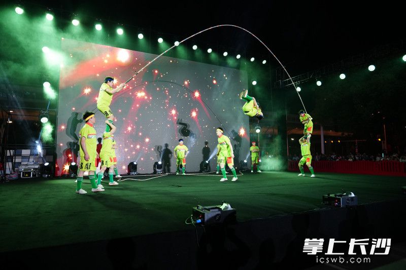 啟動(dòng)式上,，湖南省雜技藝術(shù)劇院攜省級(jí)非遺湖南柔術(shù),、橙子先生滑稽秀等眾多新雜技節(jié)目點(diǎn)燃現(xiàn)場(chǎng)熱情。