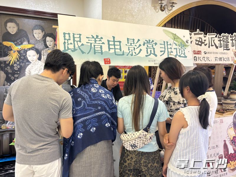 非遺攤位前排滿了報名參加非遺技藝傳習(xí)的人。