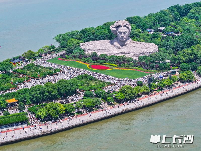 5月2日上午,，游客們正在長沙橘子洲頭打卡拍照,，感受美好的假日時光,。均為長沙晚報全媒體記者 鄒麟 攝