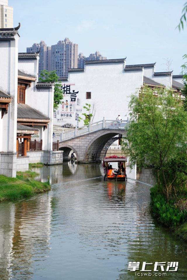 不少市民與家人出門游玩,。