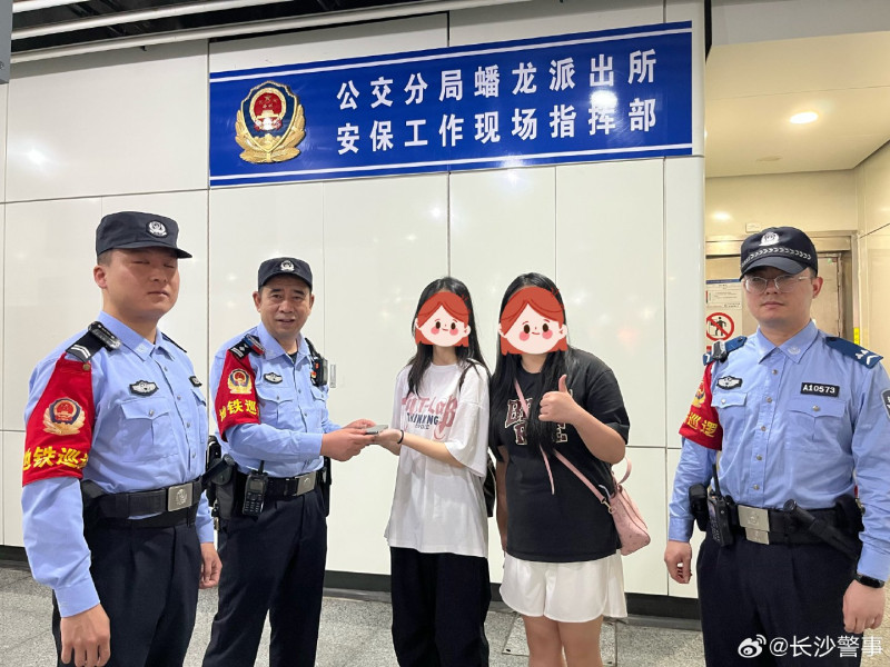 游客給民警點贊,。長沙晚報通訊員 邵青 供圖