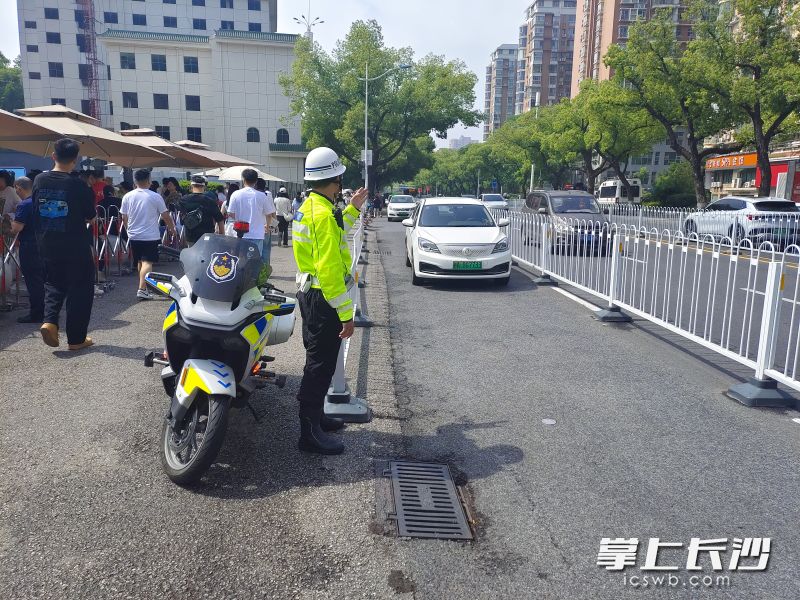 交警正在疏導(dǎo)交通,。長沙晚報通訊員 趙東平 供圖
