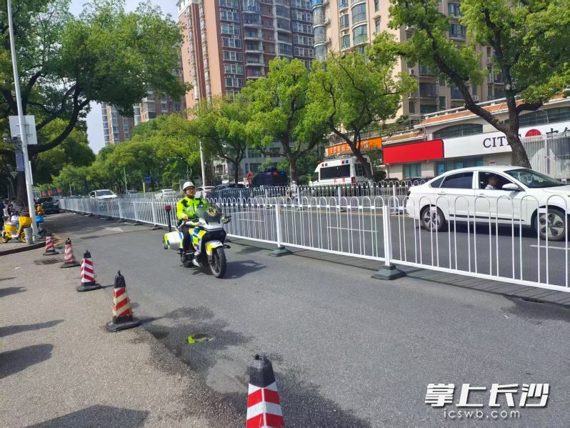 鐵騎警力在每日在游客出行高峰時段，在轄區(qū)內(nèi)開展不間斷巡邏,。長沙晚報通訊員 趙東平 供圖
