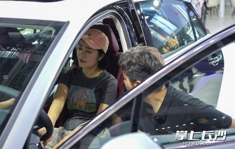 紅旗展區(qū)，消費者正在試車,。 均為長沙晚報全媒體記者何文瑞攝