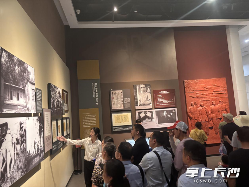 盡管智慧服務(wù)全面覆蓋,，劉少奇同志紀念館仍保留了專業(yè)講解員隊伍為游客們服務(wù)。