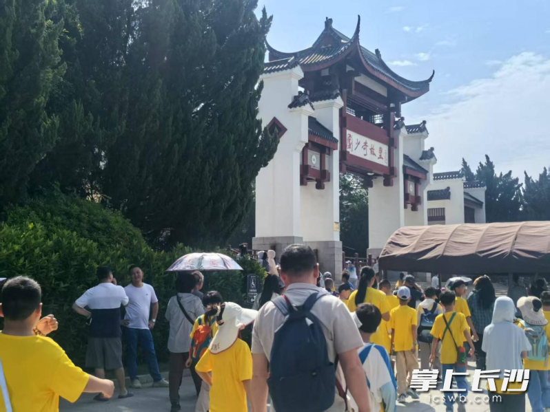 五一小長假，湖南長沙劉少奇同志紀念館迎來假期客流高峰,。均為長沙晚報全媒體記者 張禹 通訊員 肖煊一 攝影報道