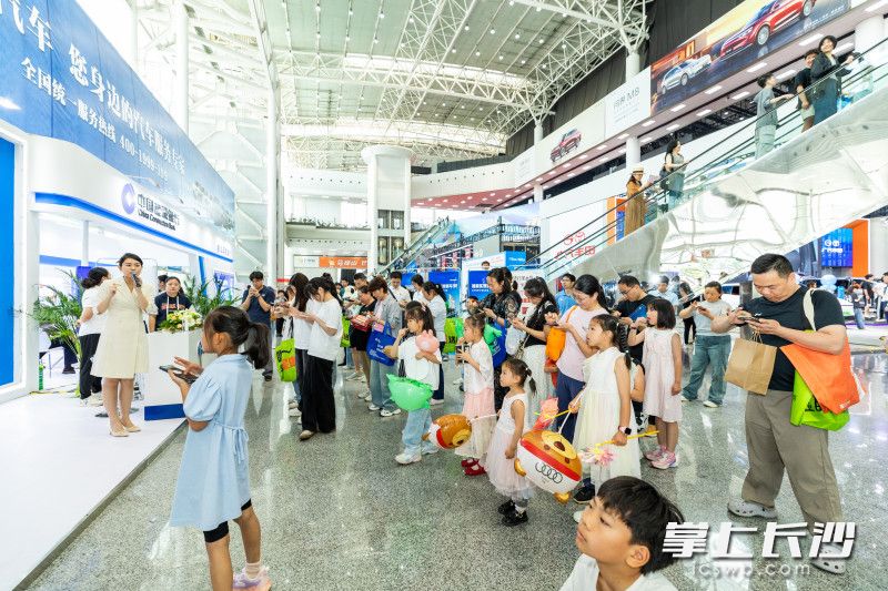 大朋友,、小朋友都樂在其中。