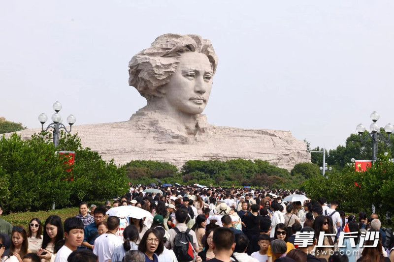 五一假期,，橘子洲景區(qū)游人如織。 均為長沙晚報通訊員馮葉攝