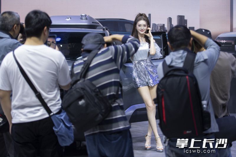 車展期間，靚麗車模成為現(xiàn)場一大亮點,。 均為長沙晚報全媒體記者黃啟晴攝