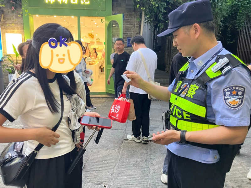 藏族女孩向長(zhǎng)沙民警道謝,。