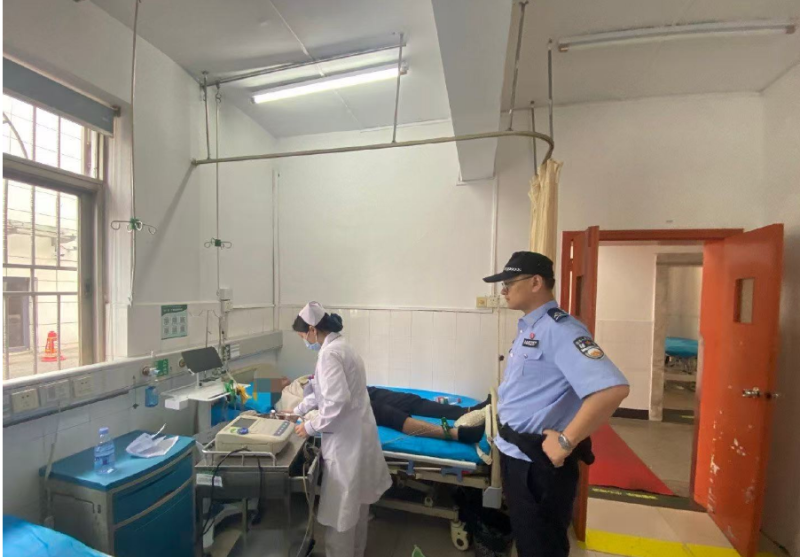 乘客突發(fā)不適,，輔警貼心守候,。均為受訪者供圖