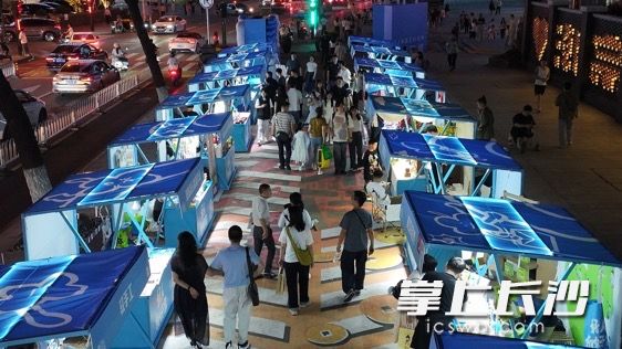 市集在夜市中收官,，游客們?nèi)砸猹q未盡。