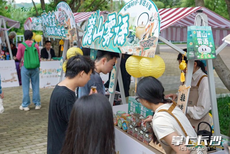 “五一”假期,，長沙非物質(zhì)文化遺產(chǎn)館在橘子洲景區(qū)內(nèi)開展“有味道的非遺——五一長沙非遺集市”活動(dòng),。均為長沙非遺館供圖
