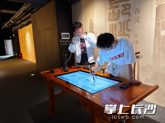 觀眾體驗(yàn)“墨韻流光”書法機(jī),。