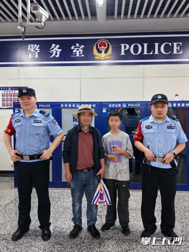民警幫走散的小孩找到家長(zhǎng),。