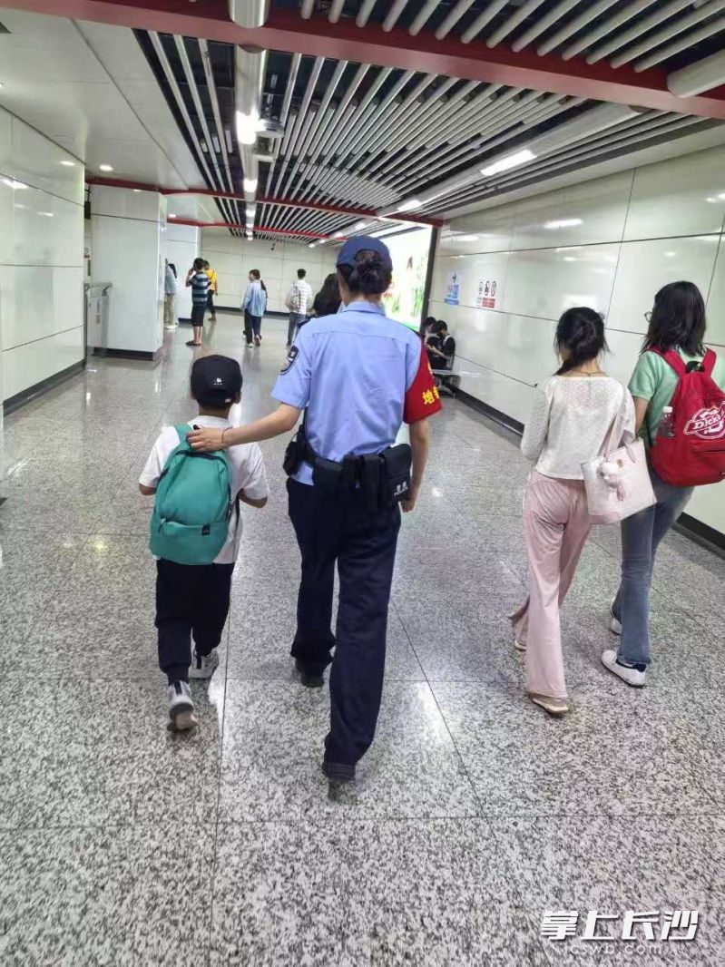 民警幫走散的小孩找到家長(zhǎng),。