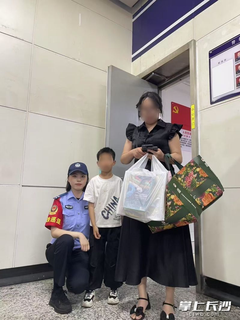 民警幫走散的孩子找到家人,。均為長(zhǎng)沙晚報(bào)通訊員 邵青 供圖