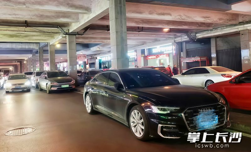 設(shè)置隔離欄之前，車輛亂停到了路中間,，消防通道被堵,。 均為長沙晚報通訊員侯翔供圖