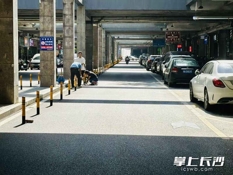 隔離欄布下“禁停陣”，路面恢復(fù)清爽暢通,。